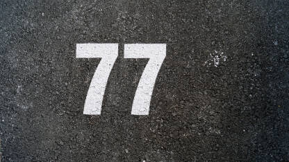 Broj 77 na asfaltu