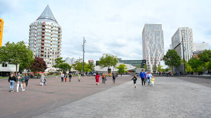 Rotterdam, Nizozemska: Građani i turisti šetaju središtem grada. Ljudi šetaju trgom.