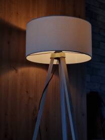 Podna lampa, ukras svakog objekta bilo u kuci ili poslovnom objektu je neizostavan detalj.