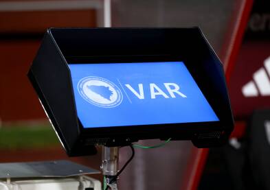 VAR je tehnologija koja je uvedena u nogomet kako bi sudije dobili priliku preispitati svoje odluke.