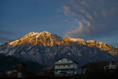Planinski vrhovi obasjani jutarnjim suncem.