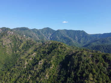 Snimak dronom visokih planina prekrivenih šumom. Planinski masiv. Planinski lanac iz zračne perspektive. Kanjon rijeke Neretve, Bosna i Hercegovina.