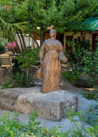 Statua Emine u Mostaru iz pjesme Alekse Šantića