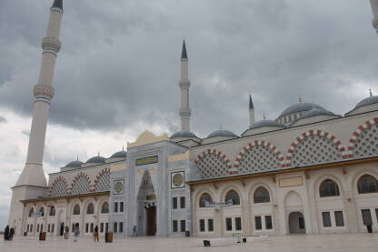 Čamlidža džamija u Istanbulu. Najveća džamija u Turskoj