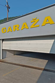 Ulazna vrata u garažu Ulazna vrata u garažu u trenutku otvaranja. Ulaz u garažu.