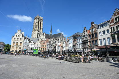 Mechelen, Belgija: Zgrade u centru grada. Ljudi koji šetaju gradom.