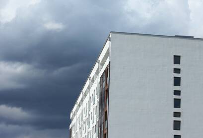 Hotel sa belom fasadom i oblacno vreme sa mutnim oblacima