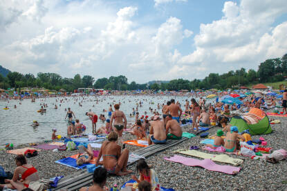 Tuzla, Bosna i Hercegovina: Kompleks Panonskih jezera. Prenatrpani otvoreni bazeni na vrhuncu turističke sezone. Mnogo plivača u vodi. Turistička destinacija. Panonska jezera.