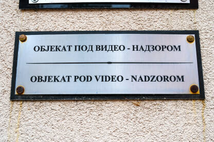 Oznaka sa natpisom: "Objekat je pod video nadzorom" u gradu.