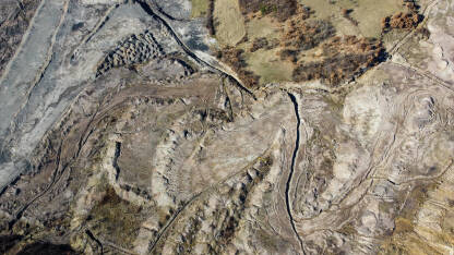 Otvoreni rudnik. Površinska eksploatacija uglja, snimak dronom.