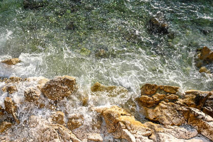 Valovi koji se razbijaju o stijene na obali mora. Morski valovi.