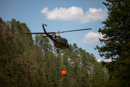 Helikopteri OS BiH u akciji gašenja šumskog požara.