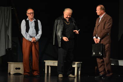 Predstava “Hamlet u selu Mrduša Donja” u izvedbi Narodnog pozorišta Tuzla.
Autor predstave je Ivo Brešana, a režiji potpisuje Mustafe Nadarevića.