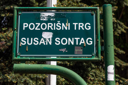 Tabla sa oznakom Pozorišni trg Susan Sontag u Sarajevu