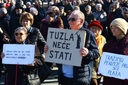 Protesti penzionera u Tuzli. Penzioner sa transparentom.