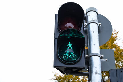 Zeleno svjetlo na semaforu za pješake i bicikliste. Semafor na ulici. Svjetlosna signalizacija.