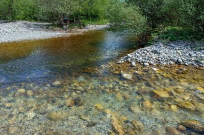 Spoj dva potoka Ravanjčice i Šanice Na spoju potoka Ravanjčice i Šanice nalazi se ljetna plaža naziva -Sastavi- Potok se ulijeva u Grabovičko jezero, u naselju Glogošnica, Općina Jablanica.