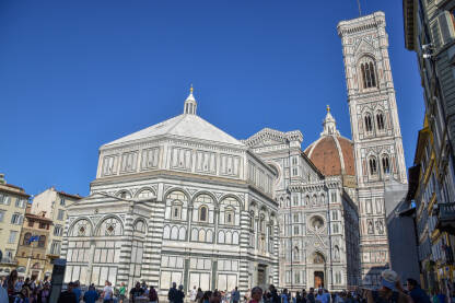 Firentinska katedrala, treća najduža crkva na svijetu, duga 148 metara. Građena čak 173 godine, zbog čega ima i gotičke i renesansne osobine.