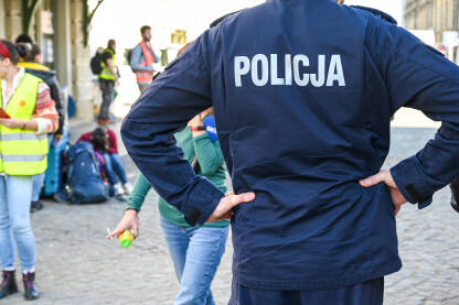 Policajac u uniformi. Grb policije u Poljskoj. Poljske policijske snage.