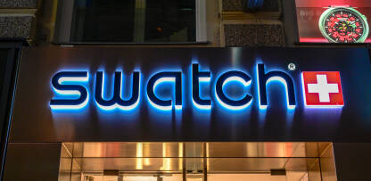 Swatch logo u trgovini. Švicarski proizvođač satova.