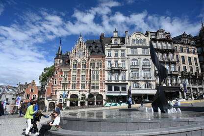 Bruxelles, Belgija: Fontana na gradskom trgu. Bruxelles, Belgija: Fontana na gradskom trgu. Belgijska arhitektura u centru grada. Ljudi u gradu.