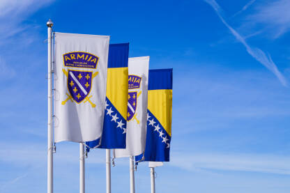 Zastava Armije BiH na jarbolu sa državnom zastavom.