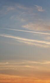 Nebo sa delicima oblaka, linijom prolaska aviona