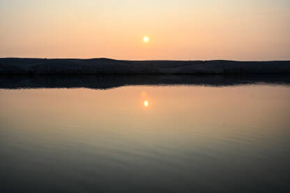 Zalazak sunca na moru. Refleksija sunca na vodi.