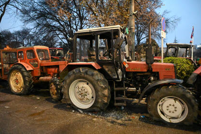 Polupan traktor na studentskim protestima u Beogradu Uništen traktor tokom studentskih protesta u Beogradu 15. marta 2025. godine. Studenti i građani traže pravdu za poginule tokom pada nadstrešnice u Novom Sadu.