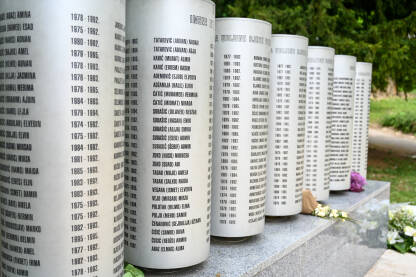 Spomenik ubijenoj djeci opkoljenog Sarajeva, Bosna i Hercegovina. Spomenik posvećen djeci žrtvama opsade Sarajeva. Spomen-obilježje djeci ubijenoj tokom opsade Sarajeva 1992–1995. godine.