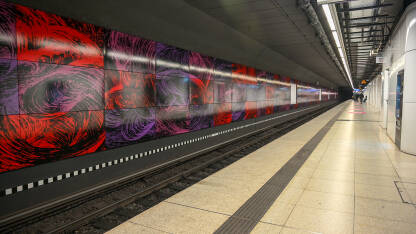 Unutrašnjost moderne stanice podzemne željeznice u Berlinu, Njemačka. Željeznička stanica. Metro.