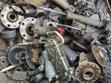 Razni mehanički dijelovi autobobila. Diskovi, hidraulika, alternator, disk pločice, zamajac, set kvačila.