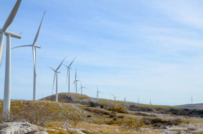 Vjetrenjače na brdu. Proizvodnja električne energije iz vjetra. Zelena energija.