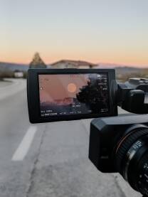 Izlazak mjeseca na ekranu kamere. Sumrak