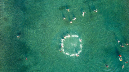 Ljudi se kupaju u bazenu, snimak dronom, Grupa ljudi pliva u vodi tokom toplog ljetnog dana, snimak odozgo. Panonska jezera, Tuzla, BiH.