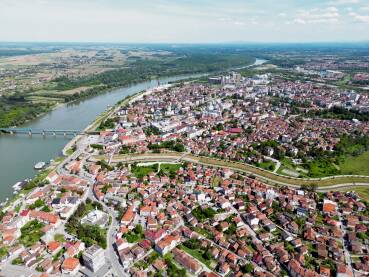 Grad Brčko, pogled na panoramu grada i rijeku Savu