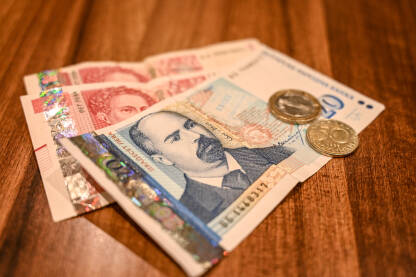 Bugarski novac na stolu. Bugarski lev. Nacionalna valuta u Bugarskoj. Novčanica od 20 i 5 leva i kovanice, krupni plan.