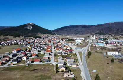 Kupres, BiH, snimak dronom. Kupres, Bosna i Hercegovina, snimak dronom. Panorrama grada. Kuće, ulice i zgrade.