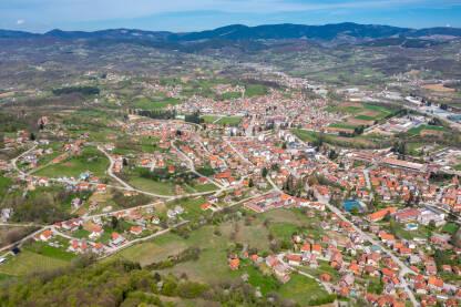 Kosjeric, Zlatiborski okrug, Srbija Kosjeric pogled na grad iz drona, Zlatiborski okrug, Srbija