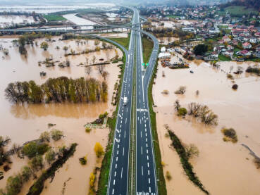 Poplavljena polja i autocesta, snimak dronom.  Rijeka se izlila iz korita.