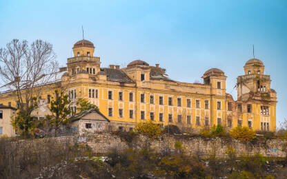 Kasarna “Jajce” u Sarajevu, monumentalna austrougarska zgrada iz 19. stoljeća, prikazana u svom današnjem, napuštenom i oštećenom stanju.
