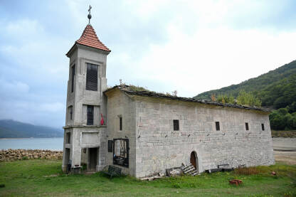 Ruševine stare crkve. Mavrovo, Sj. Makedonija. Crkva Svetog Nikole, izgrađena 1850. godine. Crkva je potopljena 1953. godine prilikom izgradnje Mavrovskog jezera, ali je vidliva tokom ljeta i suša.