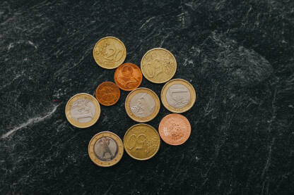 Euro kovanice na crnoj podlozi