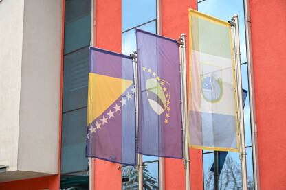 Zastave Bosne i Hercegovina, Tuzlanskog kantona i grada Lukavac ispred sjedišta Graske uprave u Lukavcu.