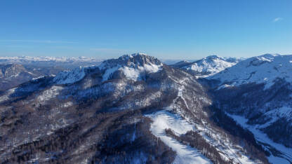 Planine pod snijegom zimi, snimak dronom.