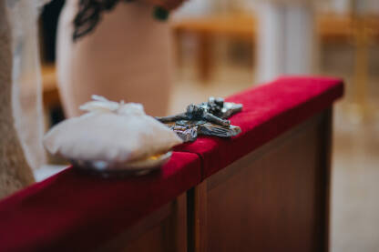 Detalj križa prilikom vjenčanju u crkvi