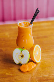 Cijeđeni sok od jabuke, mrkve i naranče