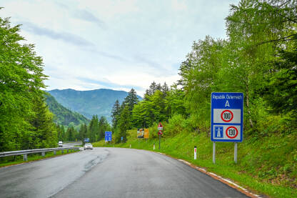 Austrija. Saobraćajni znak na ulazu u Austriju. Granica između Slovenije i Austrije.