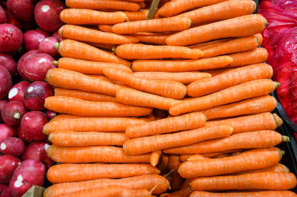 Svježa mrkva na prodaju na pijaci. Mrkve na štandu u trgovini.