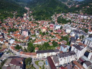 Zvornik, Bosna i Hercegovina, snimak dronom. Zgrada, kuće i ulice u centru grada.